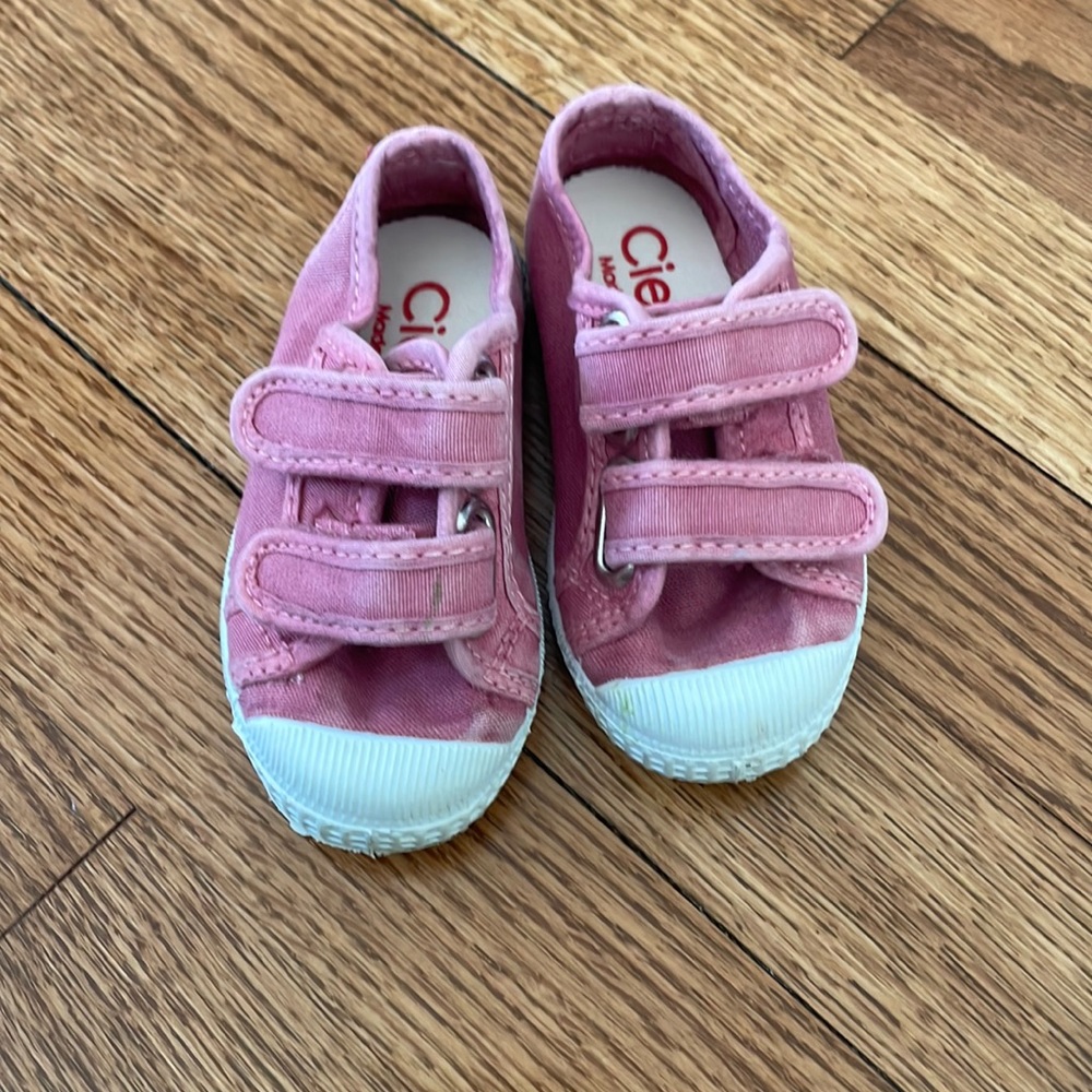 Cienta color rose double velcro shoe in size 21